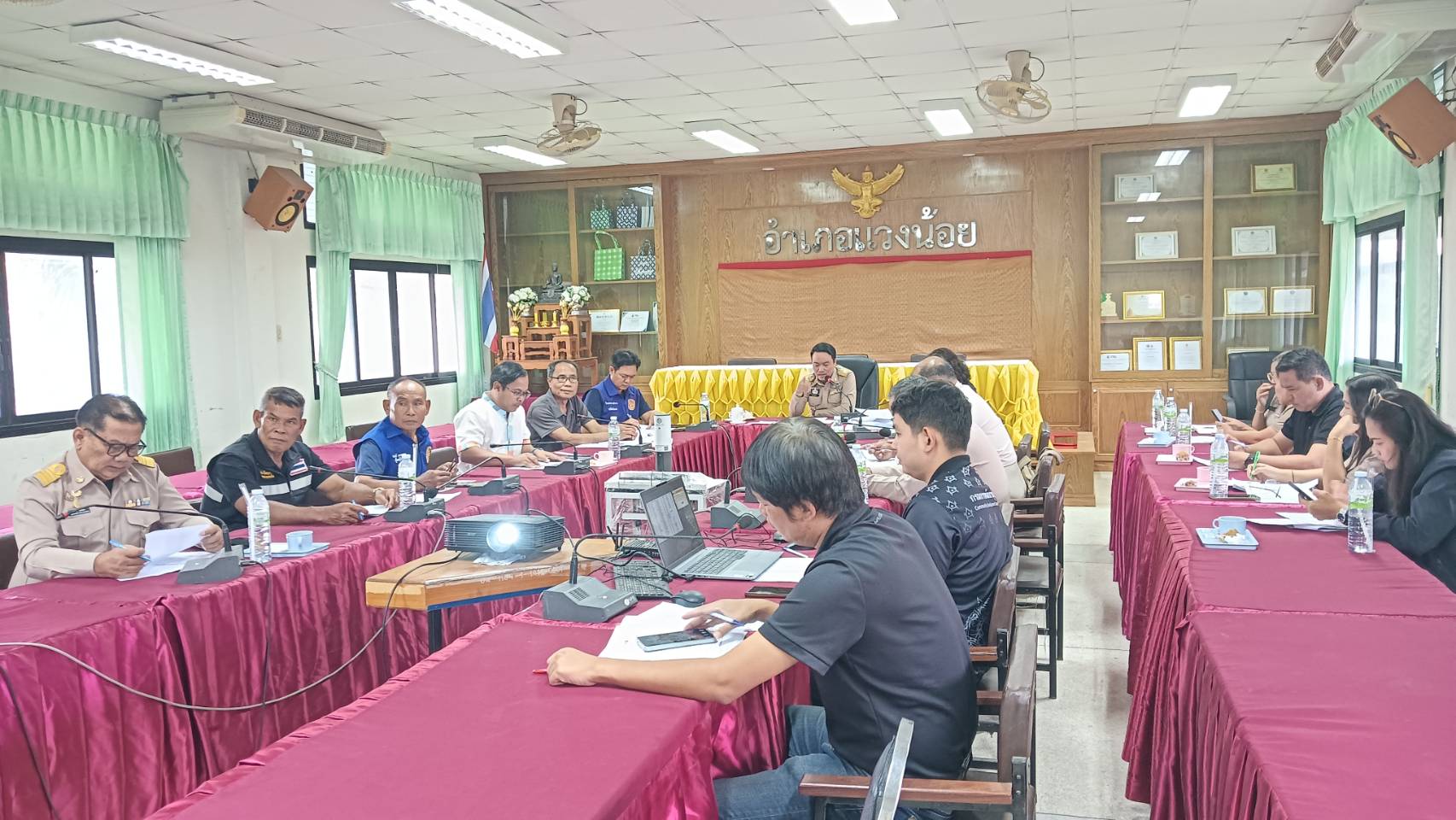 พช.แวงน้อย ประชุมการดำเนินงานขจัดความยากจนและพัฒนาคนทุกช่วงวัยอย่างยั่งยืนตามหลักปรัชญาของเศรษฐกิจพอเพียง