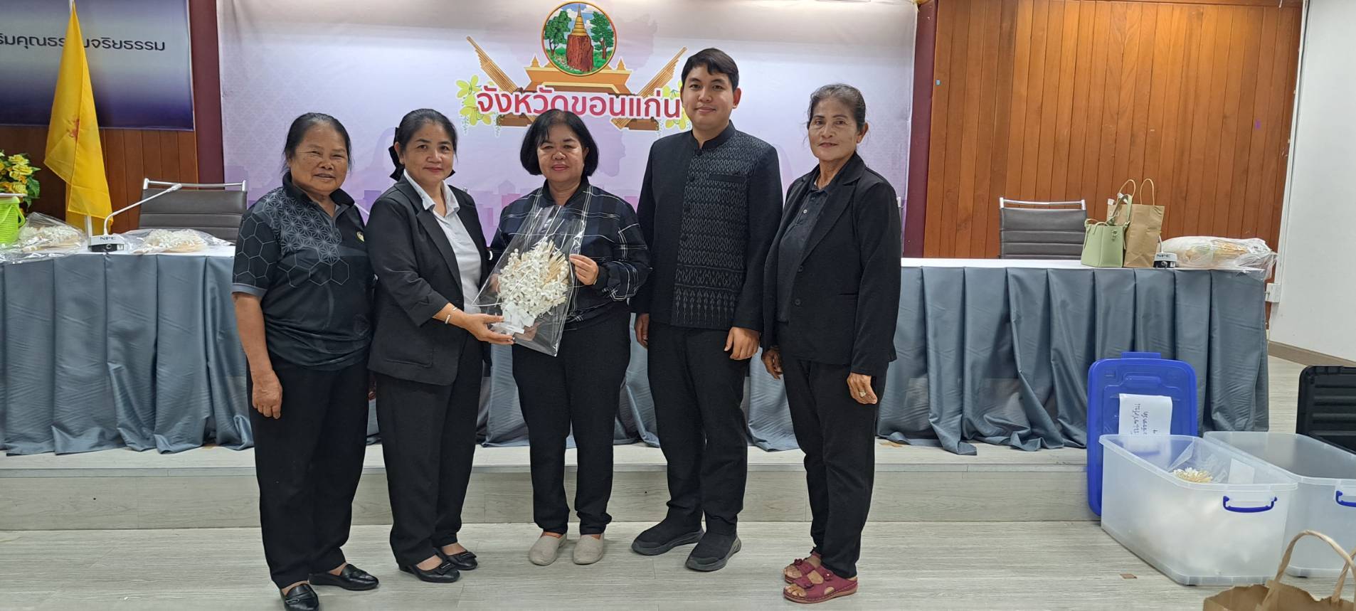 พช.แวงน้อย ร่วมกิจกรรมฝึกปฏิบัติการจัดทำช่อดอกไม้จันทน์ เตรียมความพร้อมขยายผลสู่พื้นที่อำเภอ เนื่องในพระราชพิธีถวายพระเพลิงพระบรมศพ สมเด็จพระนางเจ้าสิริกิติ์ พระบรมราชินีนาถ พระบรมราชชนนีพันปีหลวง