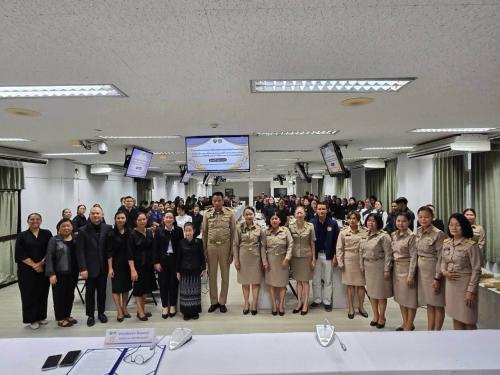 พช.แวงน้อย ร่วมกิจกรรมฝึกปฏิบัติทำช่อดอกไม้จันทน์ตัวแทนจังหวัดและ 26 อำเภอ เนื่องในพระราชพิธีถวายพระเพลิงพระบรมศพสมเด็จพระนางเจ้าสิริกิติ์ พระบรมราชินีนาถ พระบรมราชชนนีพันปีหลวง